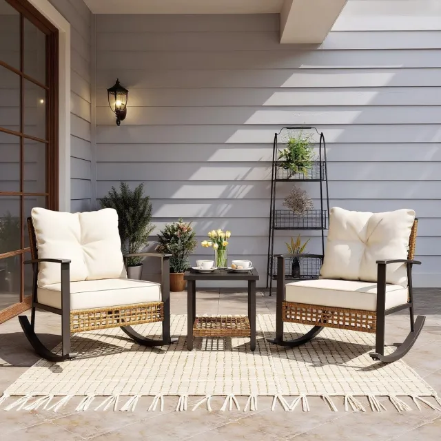 Laura 3-delige Tuin Loungeset Schommel Bistroset 66,3 x 74,4 x 84,9 cm – Rattan Balkonset met 2 Schommelstoelen en 2-laags Tafel – Weerbestendig Metaal & PE Rotan – Inclusief Dikke Kussens – Beige – Laura