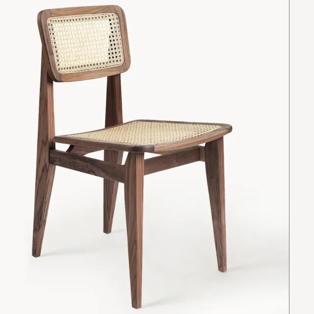 GUBI Houten stoel C-Chair van walnoothout met Weens vlechtwerk Beige
