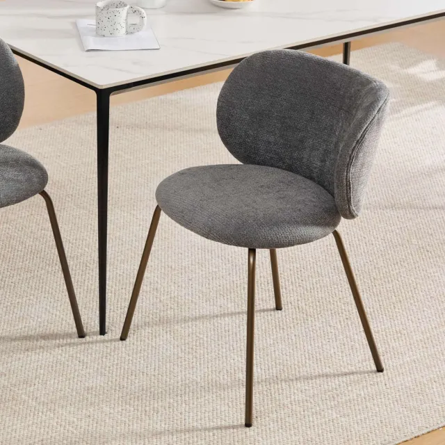 MEUNIQ grijze eetkamerstoel met chenille bekleding, gebogen rugleuning en metalen schuine poten voor eetkamer en keuken Gray