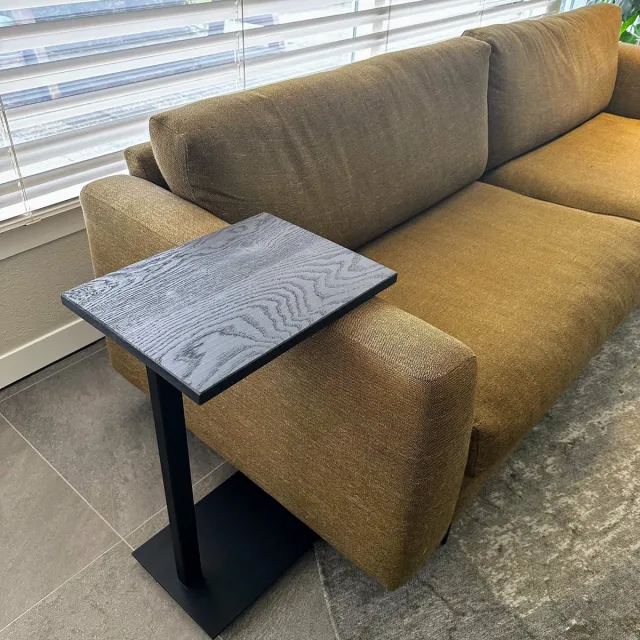 GoudmetHout Bijzettafel Bank - Banktafel en Klein Laptop Tafeltje voor de Woonkamer - 65cm Hoog - Sidetable - Zwart Eiken Tafel met Zwart Staal