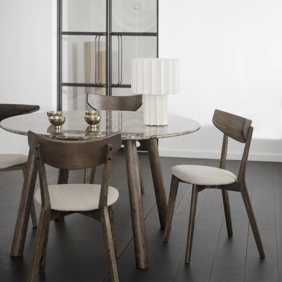 Rowico Home Taransay eikenhouten eettafel donker bruin - met bruin travertine tafelblad - Ø125 cm, foto 4