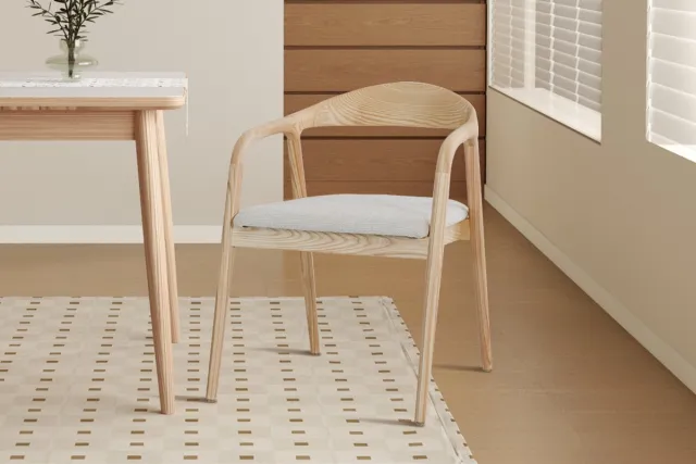 Rousseau Eetkamerstoel Claire Naturel – Massief Essenhout – Beige Stoffen Zitting – Armleuningen – gemonteerd