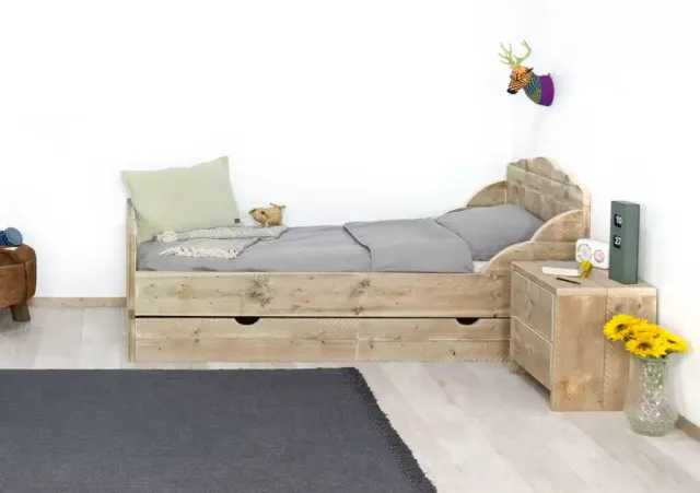 Steigerhouten bed Svea met sierlijk hoofdbord