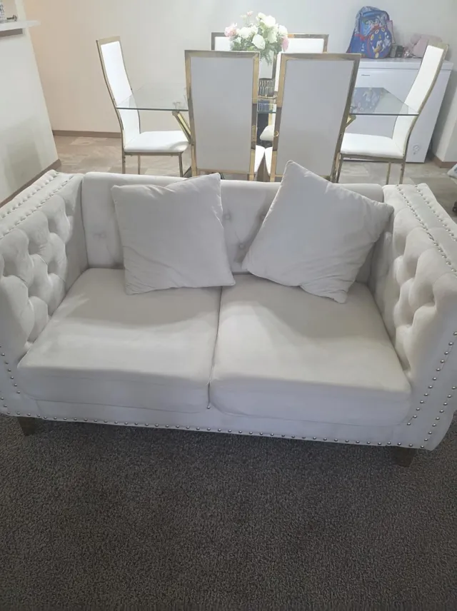 STILVORA Chesterfield Bank 2-Zits - Gecapitonneerd Met Vierkante Armleuningen En Goudkleurige Poten - Voor Woonkamer Of Kantoor - Fluweel - Beige