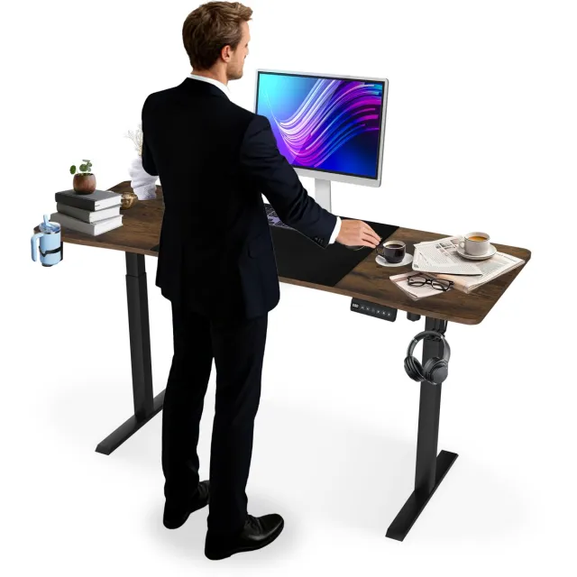 NAIZY In Hoogte Verstelbaar Bureau 140x60 cm Elektrisch Computer Bureau Kantoor Bureau met Type-C oplaadpoort, hoofdtelefoonhaak en bekerhouder Elektrische zit-sta Bureau met Geheugenfunctie, Bruin