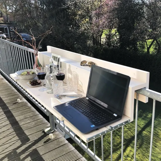 GoudmetHout Balkontafel Hangend & Inklapbaar - 145 cm Hout - Inklapbare Balkonbar - Klap tafel - Hangtafel Buiten - Relingdikte tot White wash (zelf beitsen)