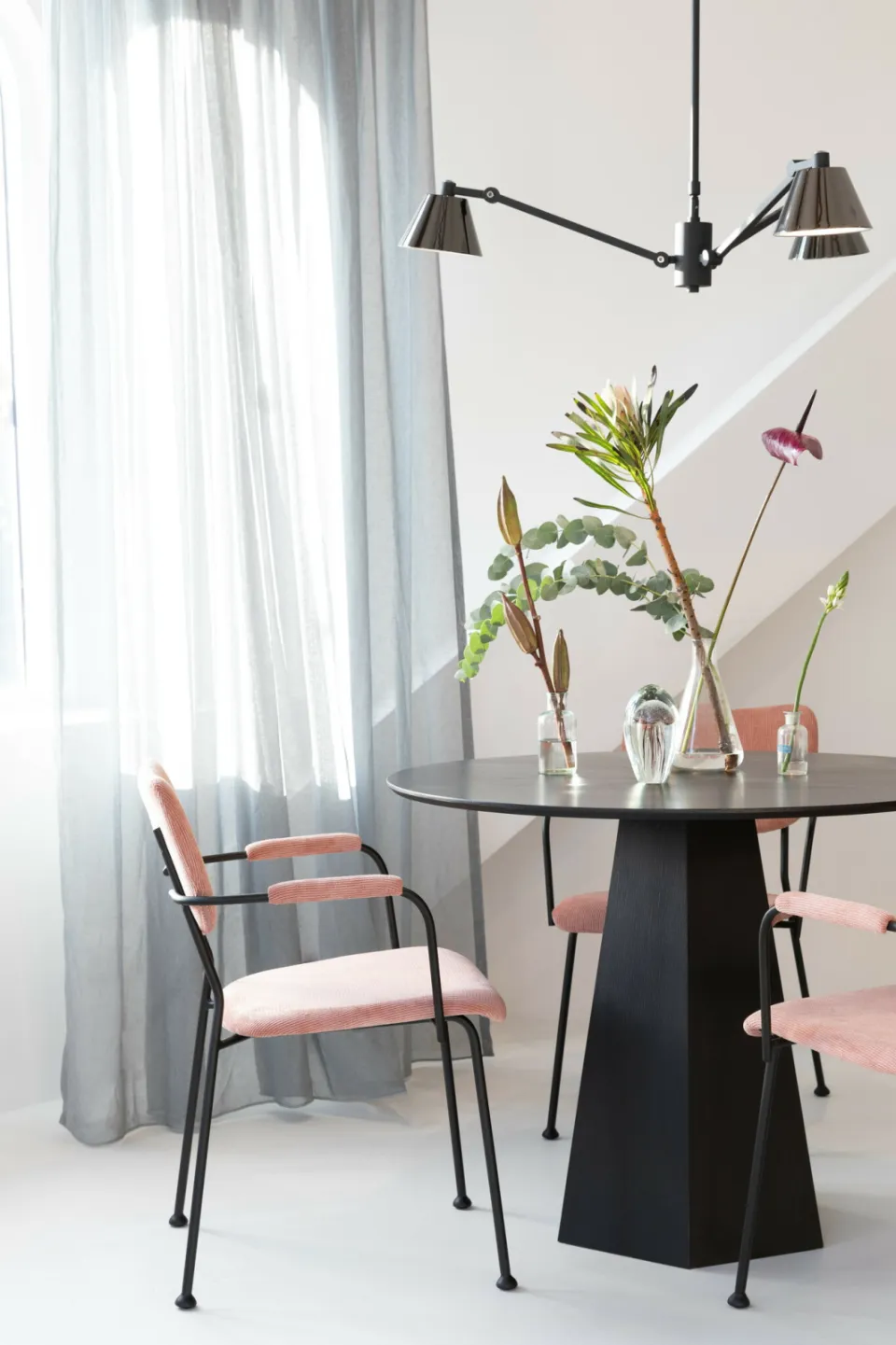 Zuiver Ronde Eettafel 'Pilar' Essenhout, 100cm, kleur Zwart, foto 3