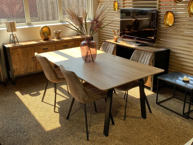 Mangohouten eettafel Dudley met afgeronde hoeken
