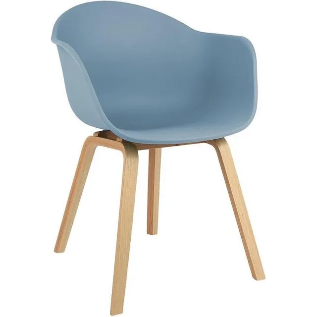 Estwing designerstoel Kunststoffen armstoel Claire met houten poten blauw