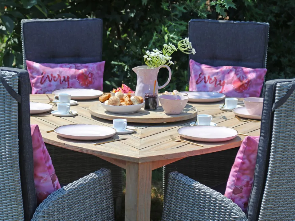 ROUGH Furniture ROUGH-S Triangular dining tuintafel 170x170x170x76cm bruin, foto 4