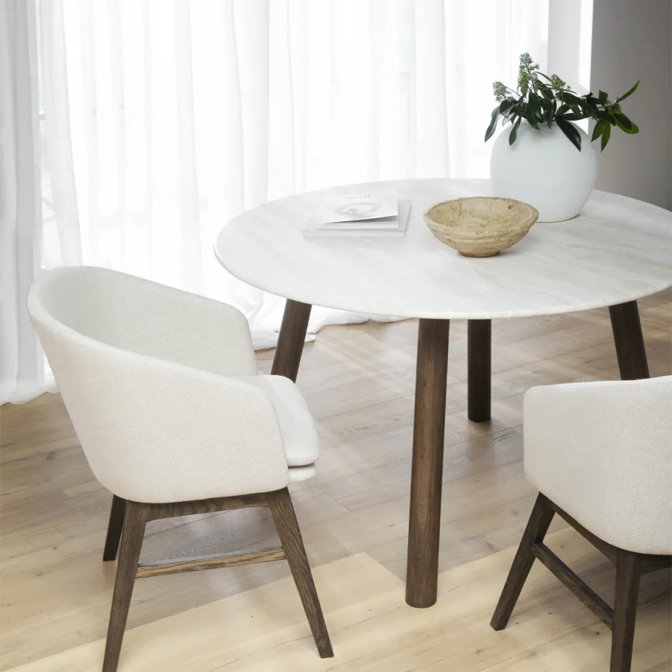 Rowico Home Taransay eikenhouten eettafel donker bruin - met beige travertine tafelblad - Ø125 cm, foto 2