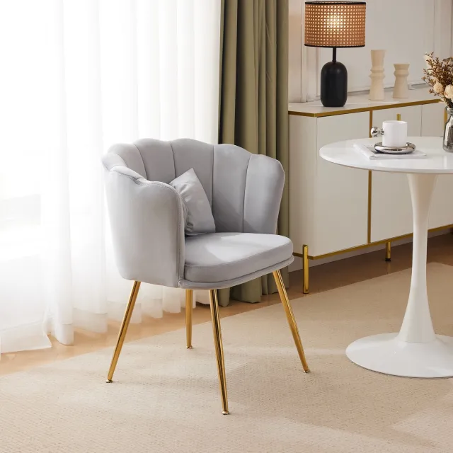 Maisentiel Grijze fluwelen fauteuil met bloemvormige rugleuning en gouden metalen poten Grijs
