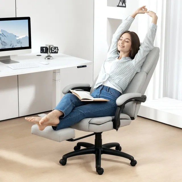 Wishdor Bureaustoel met massagefunctie - Ergonomisch en verstelbaar - Met voetensteun en draaifunctie - Thuiskantoor - Kunstleer - Lichtgrijs - 68,5 x 68,5 x 113-121 cm