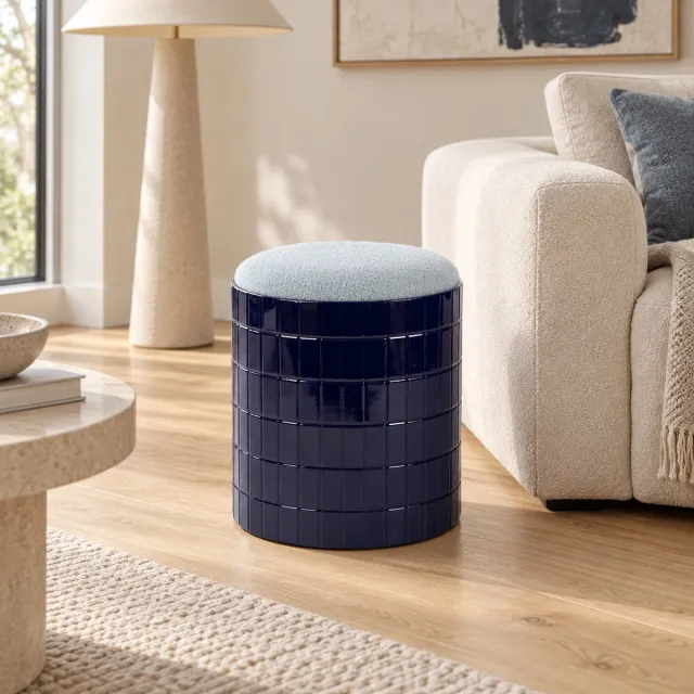 Fameilleur blauwe poef, ronde poef blauw, donkerblauwe poef, lichtblauwe zitpoef, metalen poef, poef met metalen basis, stoffen zitpoef, moderne blauwe hocker, ronde hocker, design poef woonkamer, voetenbank blauw, blauwe voetensteun- zit poef